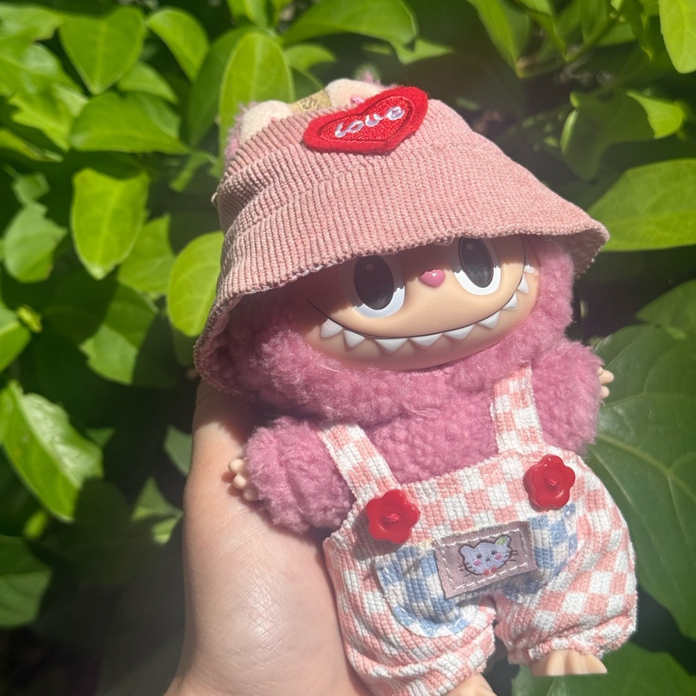 ⛔️⛔️SOLD ⛔️⛔️
Unopened Authentic Lychee Berry Labubu with Clothes